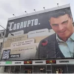 Despliegan una lona frente al Congreso con la palabra «Corrupto» junto a una imagen de Pedro Sánchez