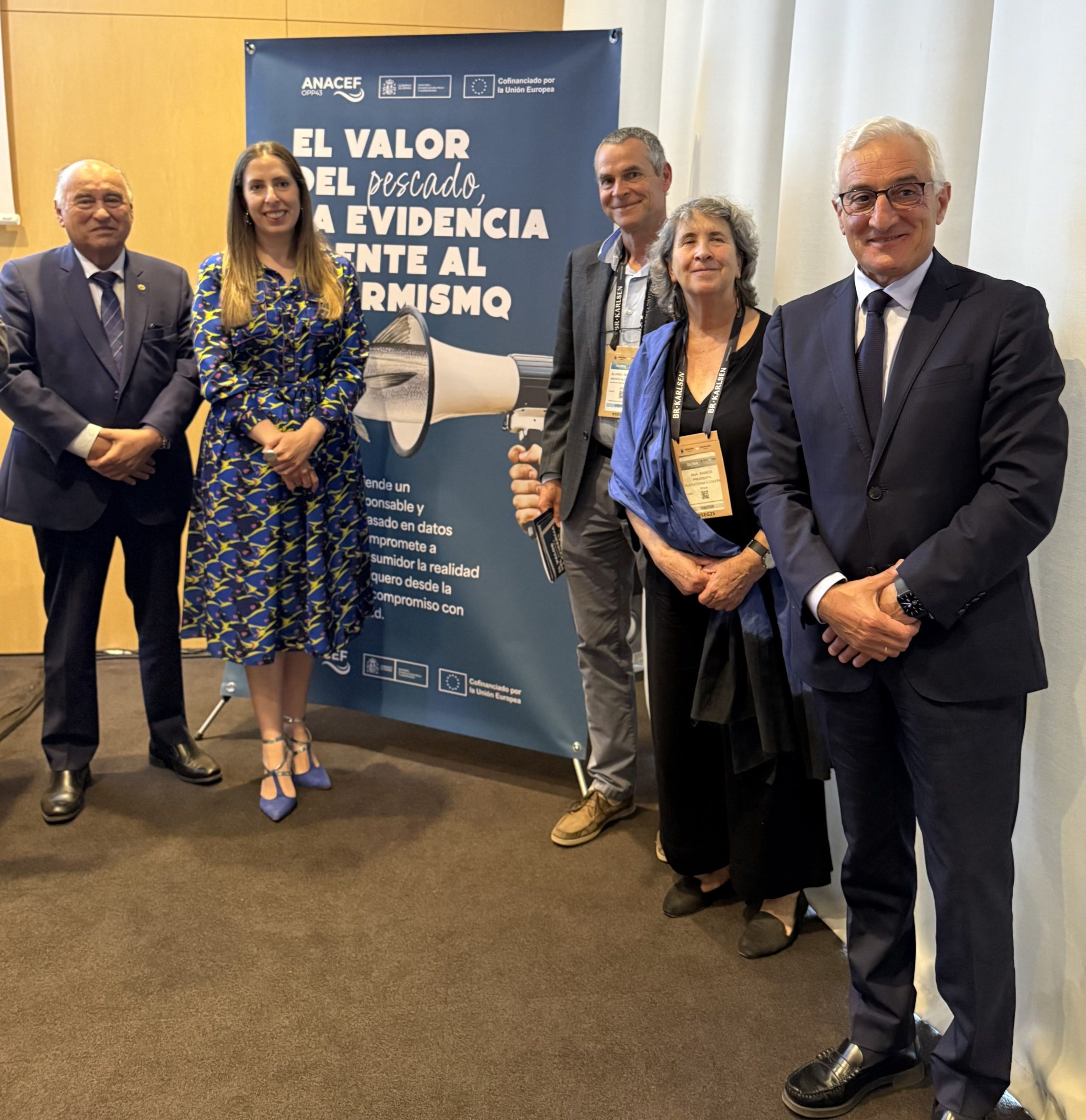 Expertos de alto nivel desmontan los falsos mitos sobre el pescado, "el alimento más completo y sostenible" 1 Moncloa los ponentes con el presidente y el director gerente de ANACEF scaled Moncloa