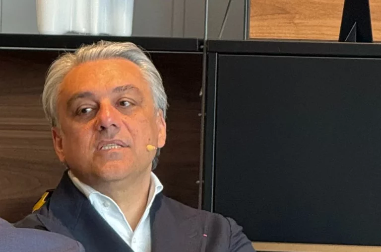 Luca de Meo insta a Bruselas a lograr un gran acuerdo con China: «La regulación aumenta los costes un 40%»