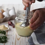 Así se hace la mayonesa casera que NUNCA se corta, incluso si eres un novato en la cocina