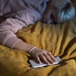 Tu móvil hace ESTO mientras duermes: La función ‘vampiro’ que te espía y gasta batería sin parar