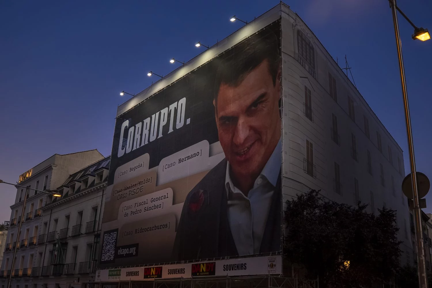 La pancarta de HazteOir de noche antes de su retirada.