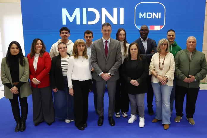 Pedro Sánchez, presidente del Gobierno, en la presentación de la app MiDNI en una comisaría de Madrid | Fuente: La Moncloa