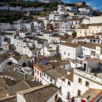 Descubre el pueblo de Cádiz donde vives literalmente bajo la roca y desafías la lógica