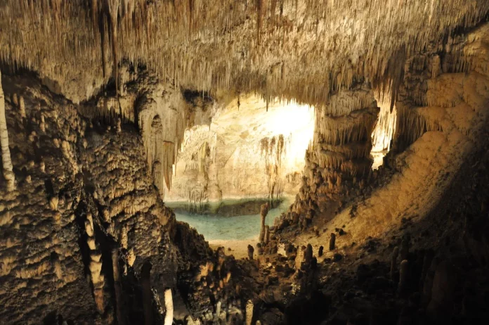 La 'catedral' subterránea de Mallorca con un lago secreto donde dan conciertos: Tienes que visitarla este verano