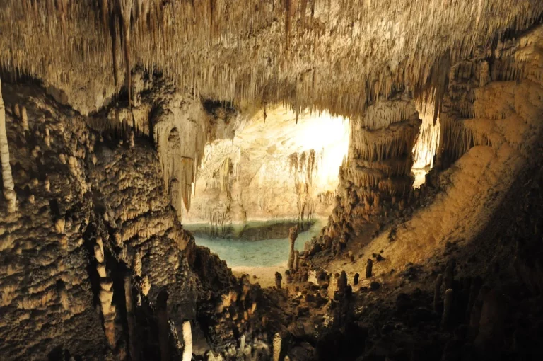 La ‘catedral’ subterránea de Mallorca con un lago secreto donde dan conciertos: Tienes que visitarla este verano