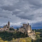Visita el Alcázar de Segovia, el castillo español que inspiró a Disney y te hará sentir dentro de un auténtico cuento de hadas