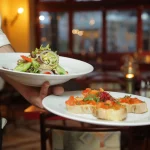 Descubrí el truco de los restaurantes para que pidas los platos más caros: Te explico cómo no caer en su «ingeniería de menús