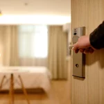 Así es como te timan los hoteles en verano: El truco al reservar en la web que la OCU recomienda evitar para no pagar de más