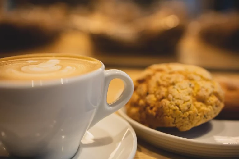¿Por qué te dan una galletita con el café? No es por ser simpáticos