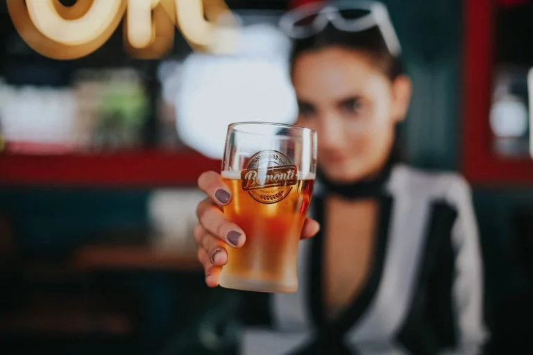 Beber esto te mata poco a poco: La OMS da la cifra que aterra, y tú lo ignoras
