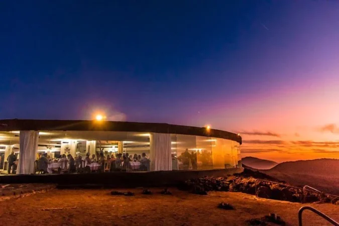 Tu chuletón hecho en un volcán real en España, el restaurante más bestia que podrás visitar