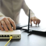 Este simple gesto con tu router puede evitar que tu vecino te robe el WiFi
