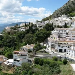 La escapada desde Madrid que te cura el alma: el pueblo escondido con un balcón directo al mar