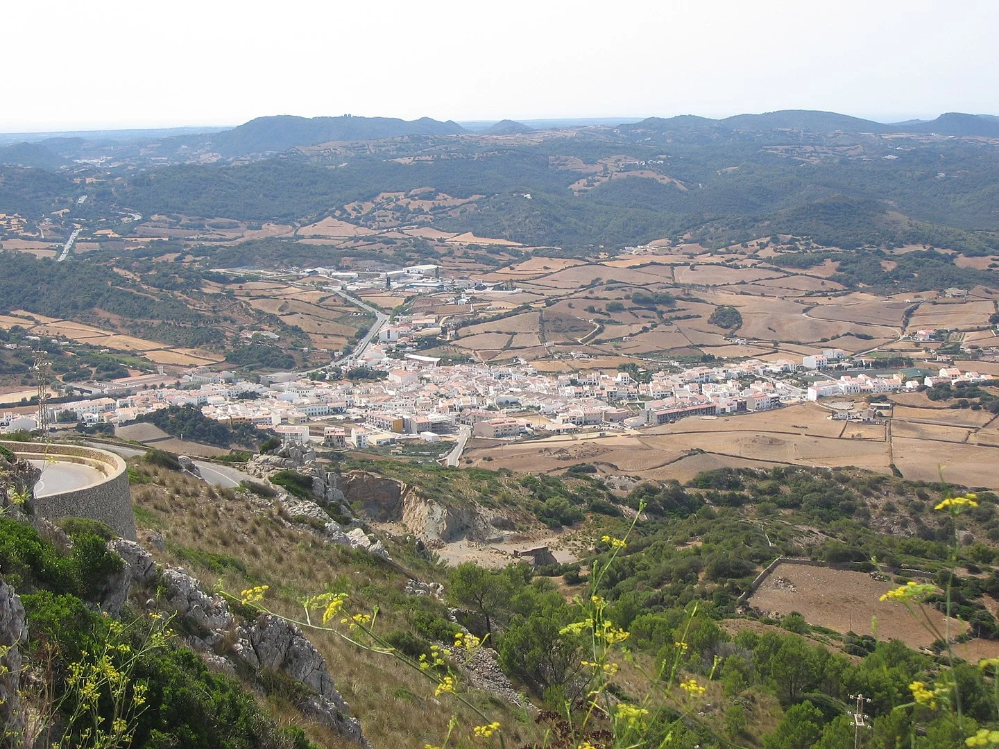 Descubre el pueblo de Menorca sin playa al que todos los locales escapan para huir de los turistas