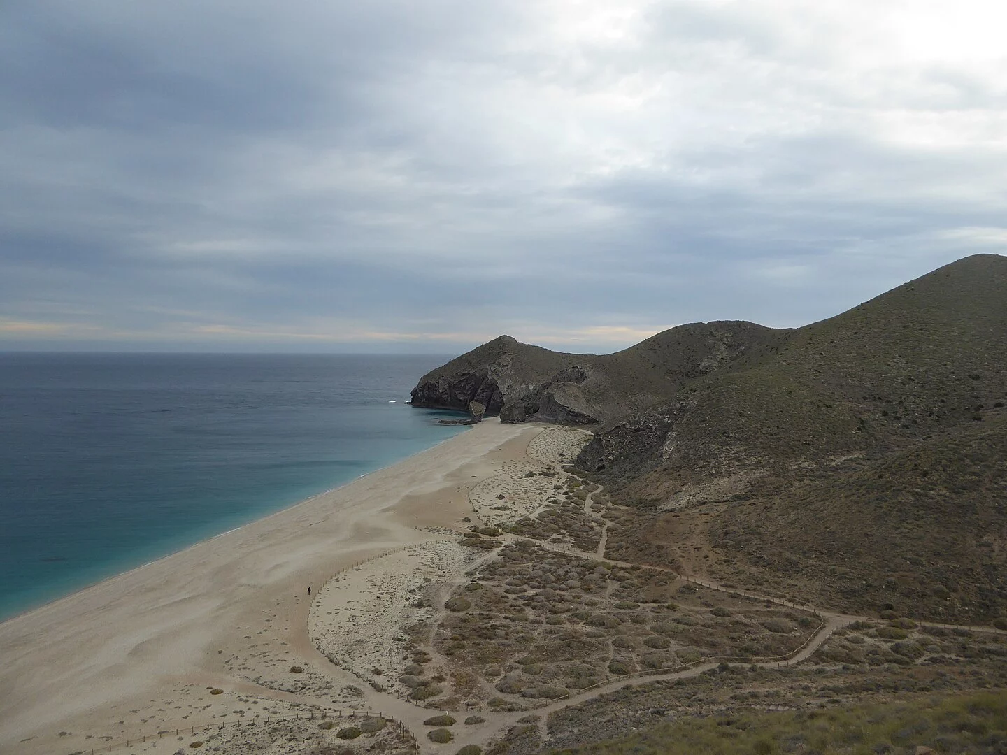 ¿Buscas una playa salvaje y sin chiringuitos? Este rincón de Almería es el paraíso escondido que necesitas