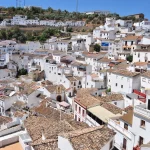 El pueblo de Cádiz construido bajo la roca que rompe con el turismo convencional