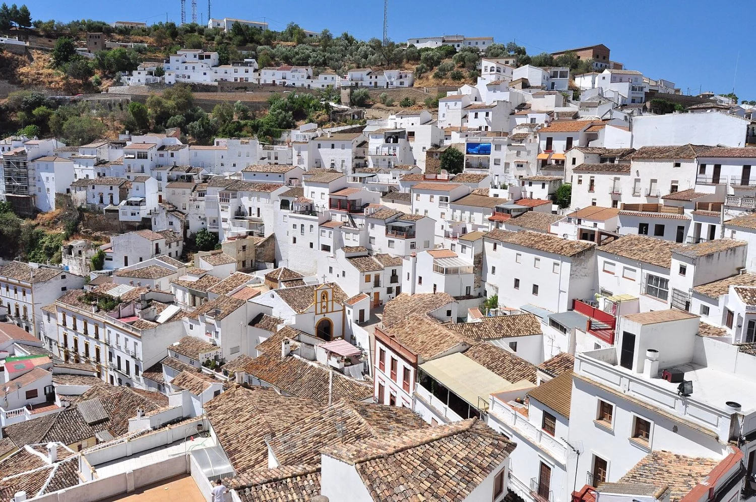 El pueblo de Cádiz construido bajo la roca que rompe con el turismo convencional