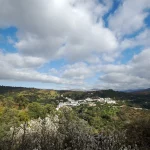 ¿Sabías que en España hay un pueblo pintado de azul? Una escapada de fantasía en plena serranía de Málaga