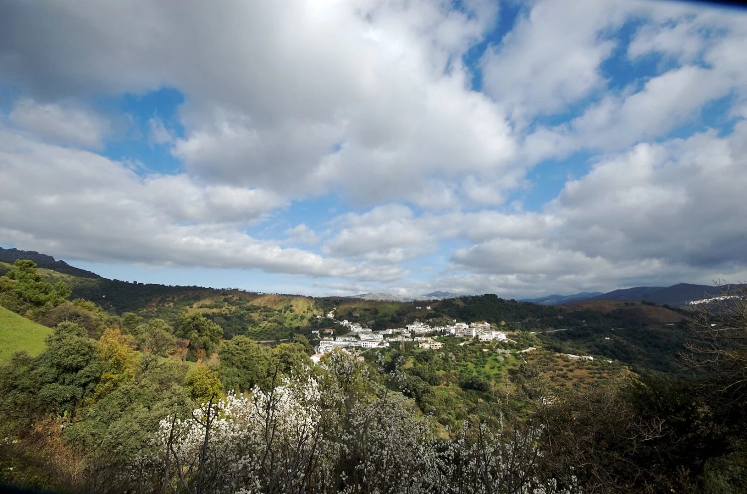 ¿Sabías que en España hay un pueblo pintado de azul? Una escapada de fantasía en plena serranía de Málaga