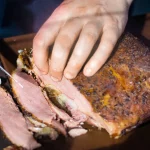 El truco oculto de los asadores de León para que el cochinillo quede crujiente por fuera y meloso por dentro y no es echarlo agua