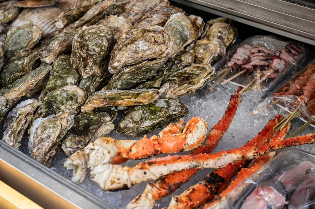 El truco de los locales para comer el mejor marisco de Galicia sin pagar los precios para turistas. 1 Moncloa MÁS ALLÁ DEL PRECIO: LA EXPERIENCIA DEL MERCADO