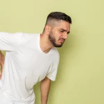 Si te duele la espalda al despertar, ¡es tu culpa! Esta es la postura que tú tienes que evitar sí o sí