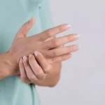 Si tus manos tiemblan sin razón, no es ansiedad: podría ser este déficit que pocos detectan