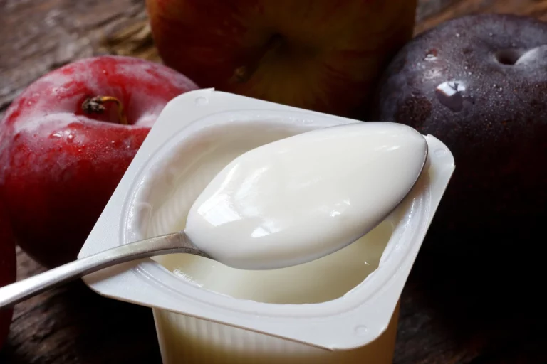 Estás abriendo mal los yogures y tirando a la basura su parte más saludable en proteínas y probióticos