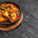 No es lo mismo ‘a la riojana’ que ‘de La Rioja’: la receta de patatas con chorizo que hacen en los pueblos y que es un tesoro gastronómico