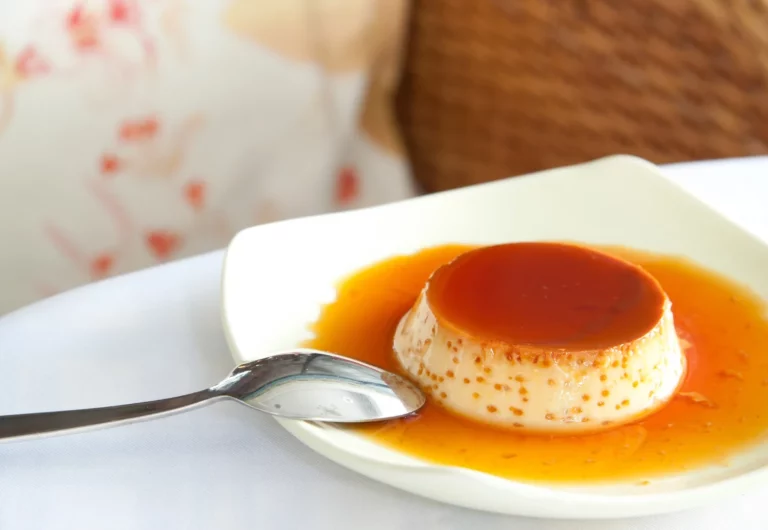 El flan de huevo que parece de restaurante de lujo: el truco del caramelo salado que lo cambia todo