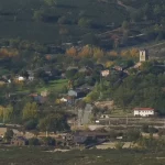 A menos de una hora de Madrid este pueblo de la ‘arquitectura negra’ es un reseteo instantáneo del estrés