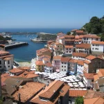 Tu próximo destino de cuento: este pueblo de pescadores asturiano, colgado de un acantilado, es el secreto para unas vacaciones inolvidables**