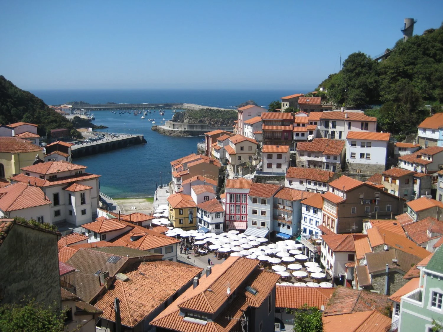 Tu próximo destino de cuento: este pueblo de pescadores asturiano, colgado de un acantilado, es el secreto para unas vacaciones inolvidables**