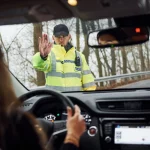 Este gesto aparentemente inofensivo al aparcar puede costarte 200€ y 4 puntos: la DGT lo recuerda cada verano