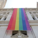 La ‘guerra’ por la bandera del Orgullo incendia el Ayuntamiento de Madrid