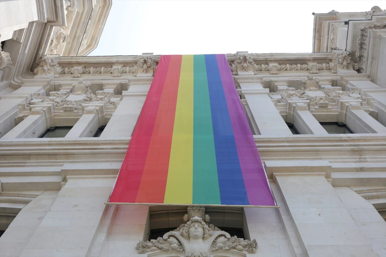 Bandera LGTBI colacada en la parte izquierda de la fachada del Palacio de Cibeles, sede del Ayuntamiento de Madrid, durante las fiestas del Orgullo Gay 2019 (Fuente: Agencias)