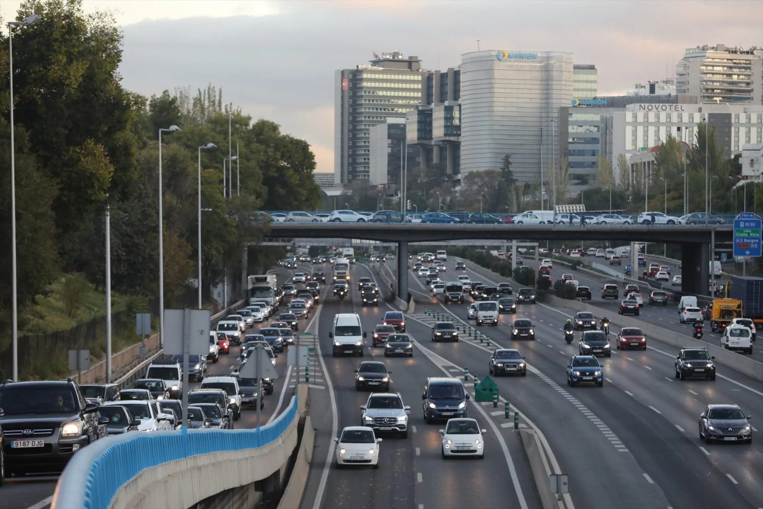 Tráfico en la M30 a la altura del puente de Ventas a primera hora de la mañana, en Madrid (Fuente: Agencias)