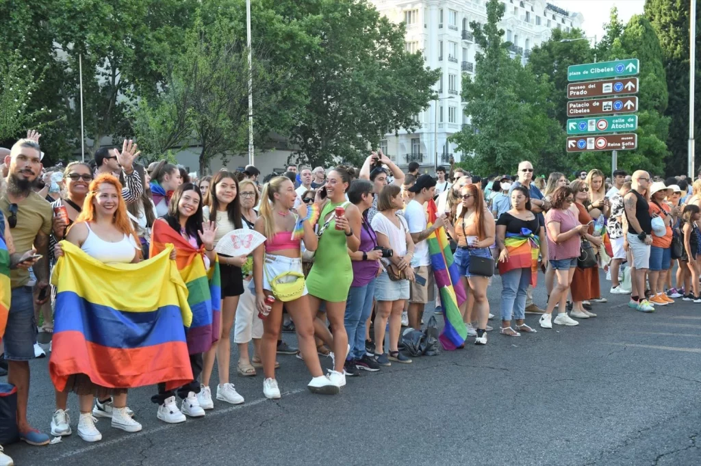 La 'guerra' por la bandera del Orgullo incendia el Ayuntamiento de Madrid 2 Moncloa EuropaPress 4565907 asistentes minutos antes inicio manifestacion orgullo lgtbiq julio 2022 Moncloa
