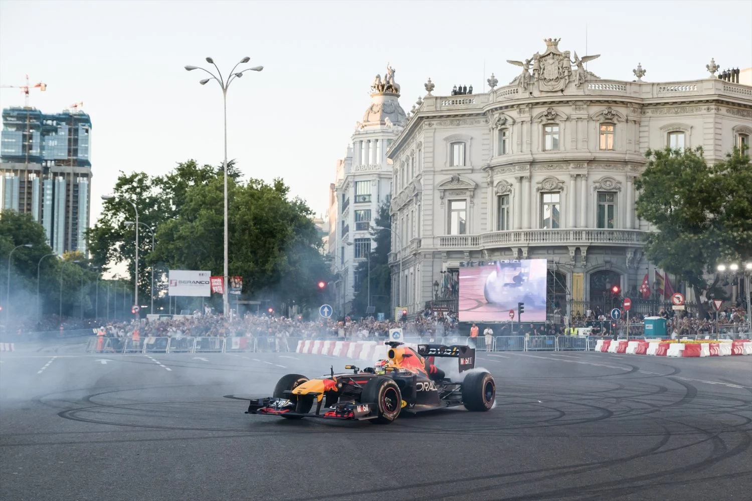 El piloto de F1 Checo Perez recorre con el monoplaza ‘Red Bull RB7 (2011)’ el recorrido urbano entre la Puerta de Alcalá (Fuente: Agencias)