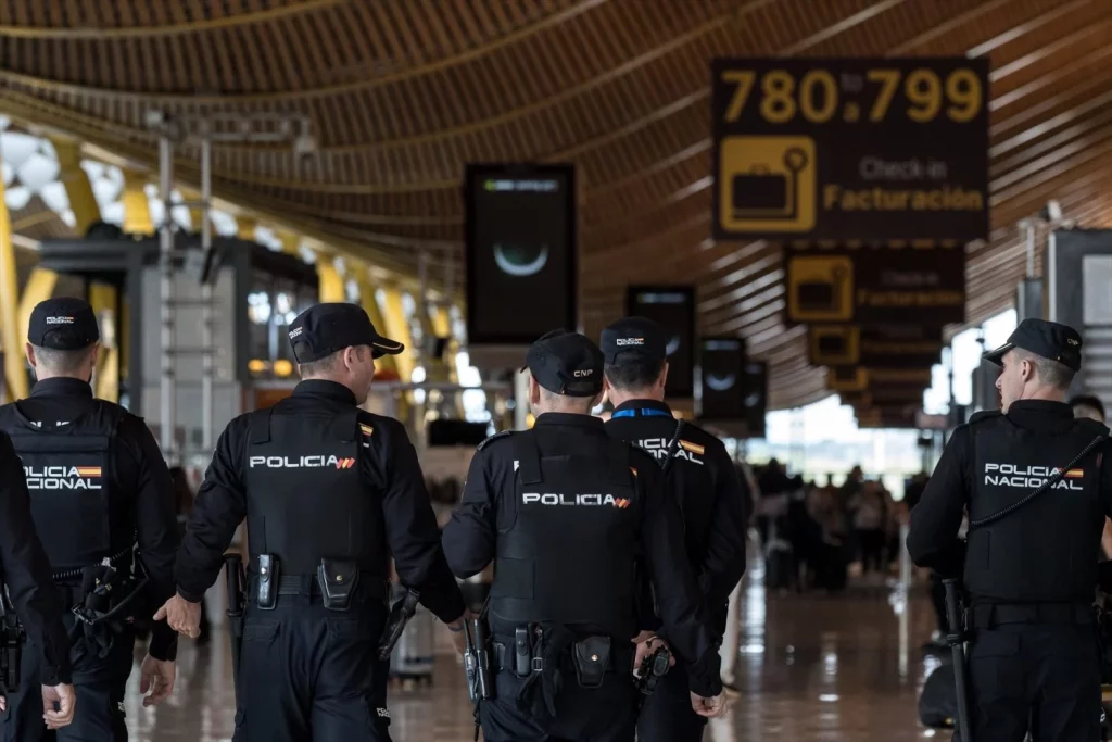 CITCO y Europol asestan un duro golpe a la captación yihadista en redes sociales 1 Moncloa EuropaPress 6715392 varios agentes policia nacional t4 aeropuerto adolfo suarez madrid barajas Moncloa