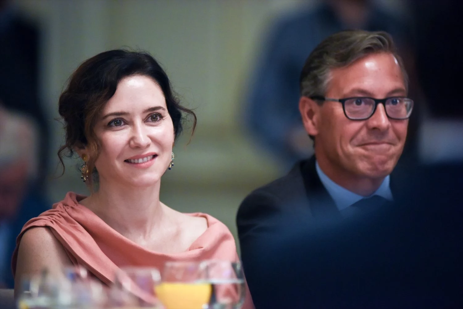La presidenta de la Comunidad de Madrid, Isabel Díaz Ayuso y el secretario General del PP de la Comunidad de Madrid, Alfonso Serrano, en un Desayuno Informativo de Nueva Economía Fórum, en The Palace Hotel, a 4 de junio de 2025, en Madrid (Fuente: Agencias)