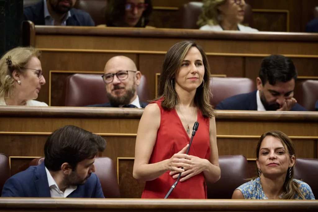 Sánchez tiene su propia foto de las 'Azores' mientras acepta el 5% del gasto de la OTAN 2 Moncloa EuropaPress 6820262 secretaria general podemos ione belarra pleno congreso diputados 25 junio Moncloa