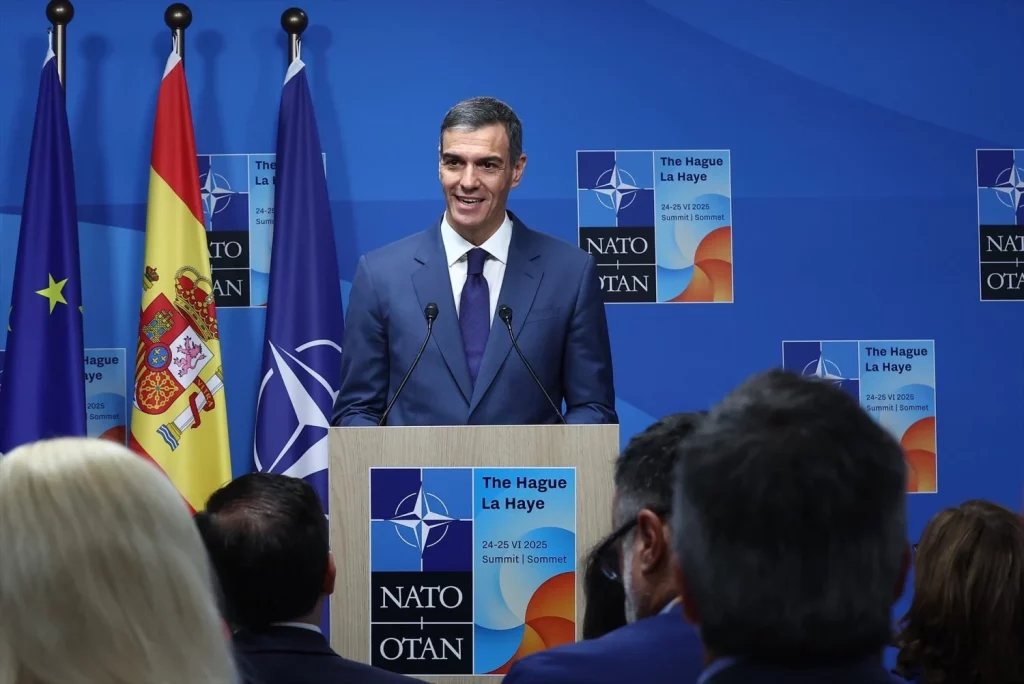 Sánchez tiene su propia foto de las 'Azores' mientras acepta el 5% del gasto de la OTAN 1 Moncloa EuropaPress 6821401 presidente gobierno pedro sanchez ofrece rueda prensa segunda jornada Moncloa