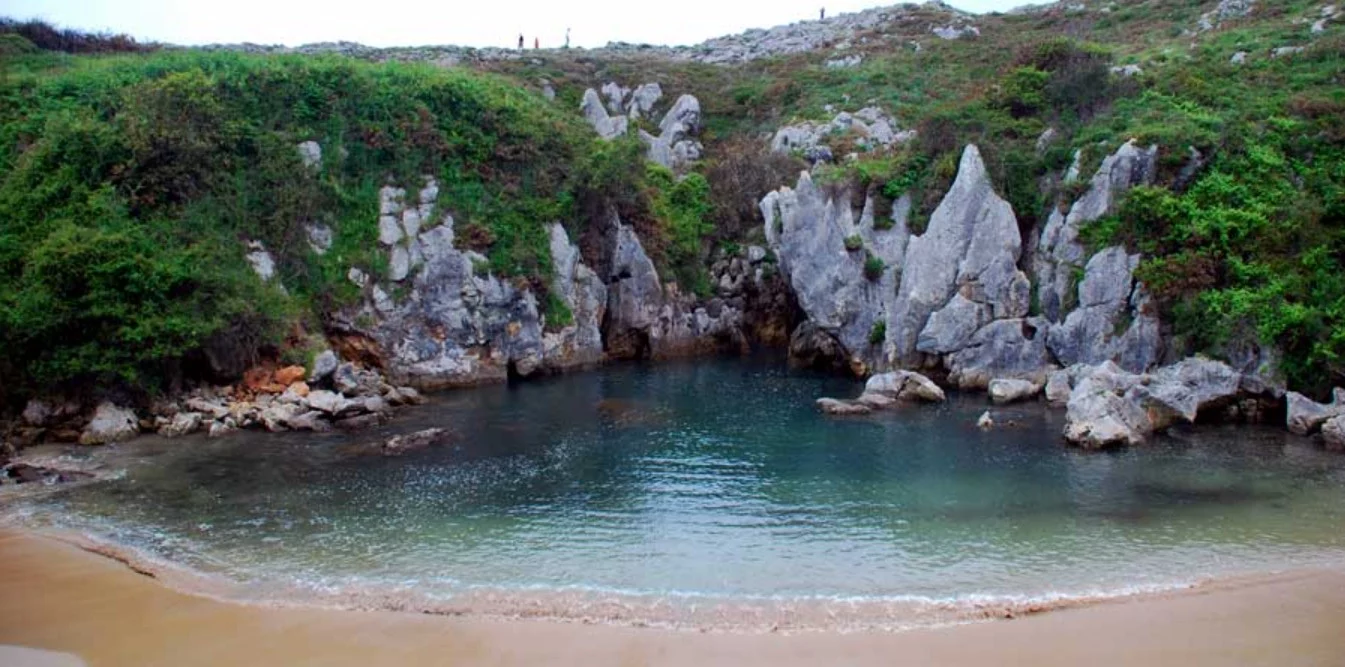 Un secreto natural solo para ti: la playa de Asturias escondida en un prado es un fenómeno único que tienes que ver para creer