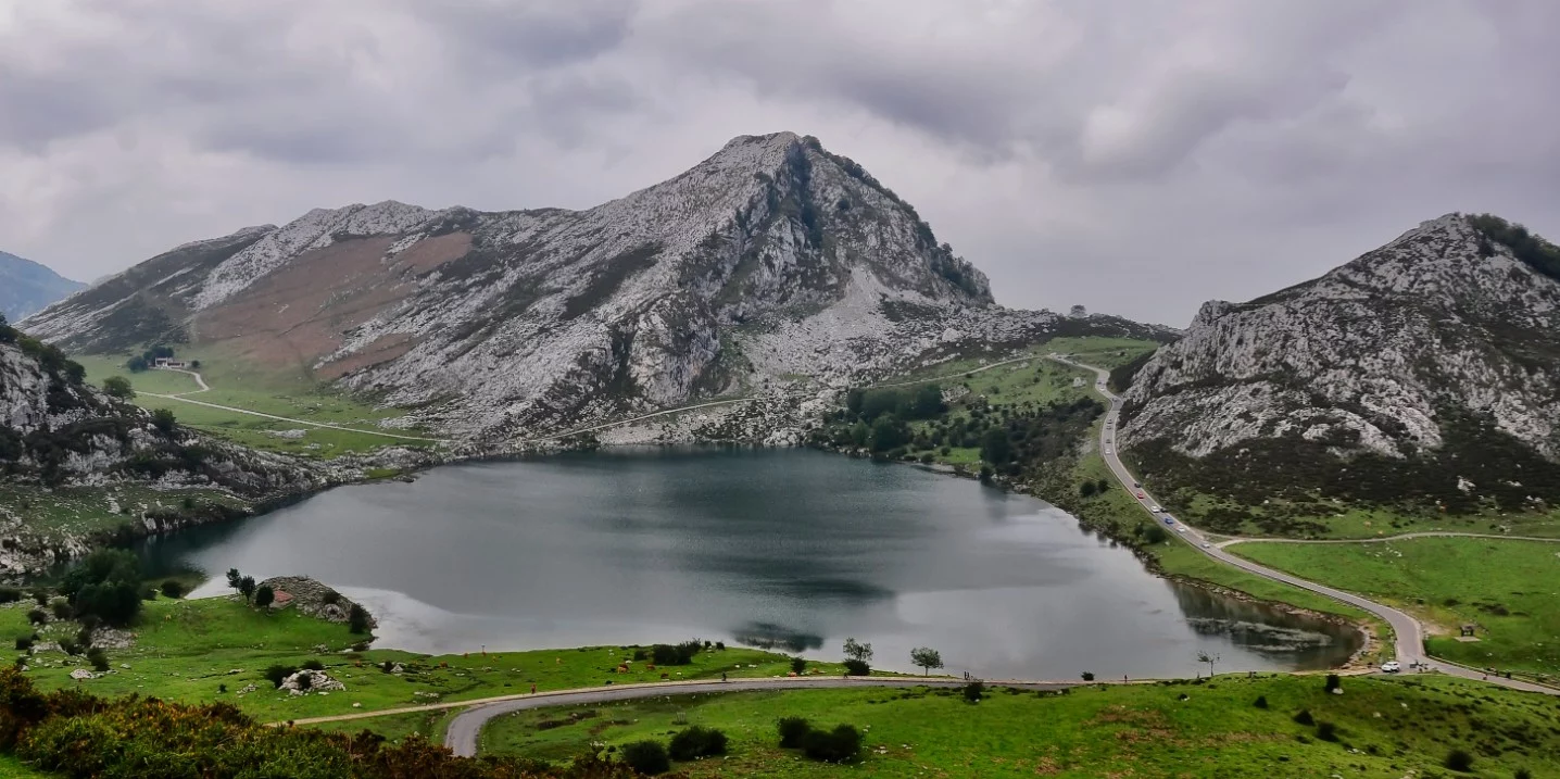 Escápate al azul este verano: el Parque Nacional español con los lagos más azules te espera, tu joya natural en Picos de Europa para fotos de postal