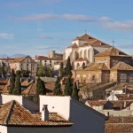 A solo una hora de Madrid, descubre el pueblo más bonito de España y su parador histórico del siglo XVII