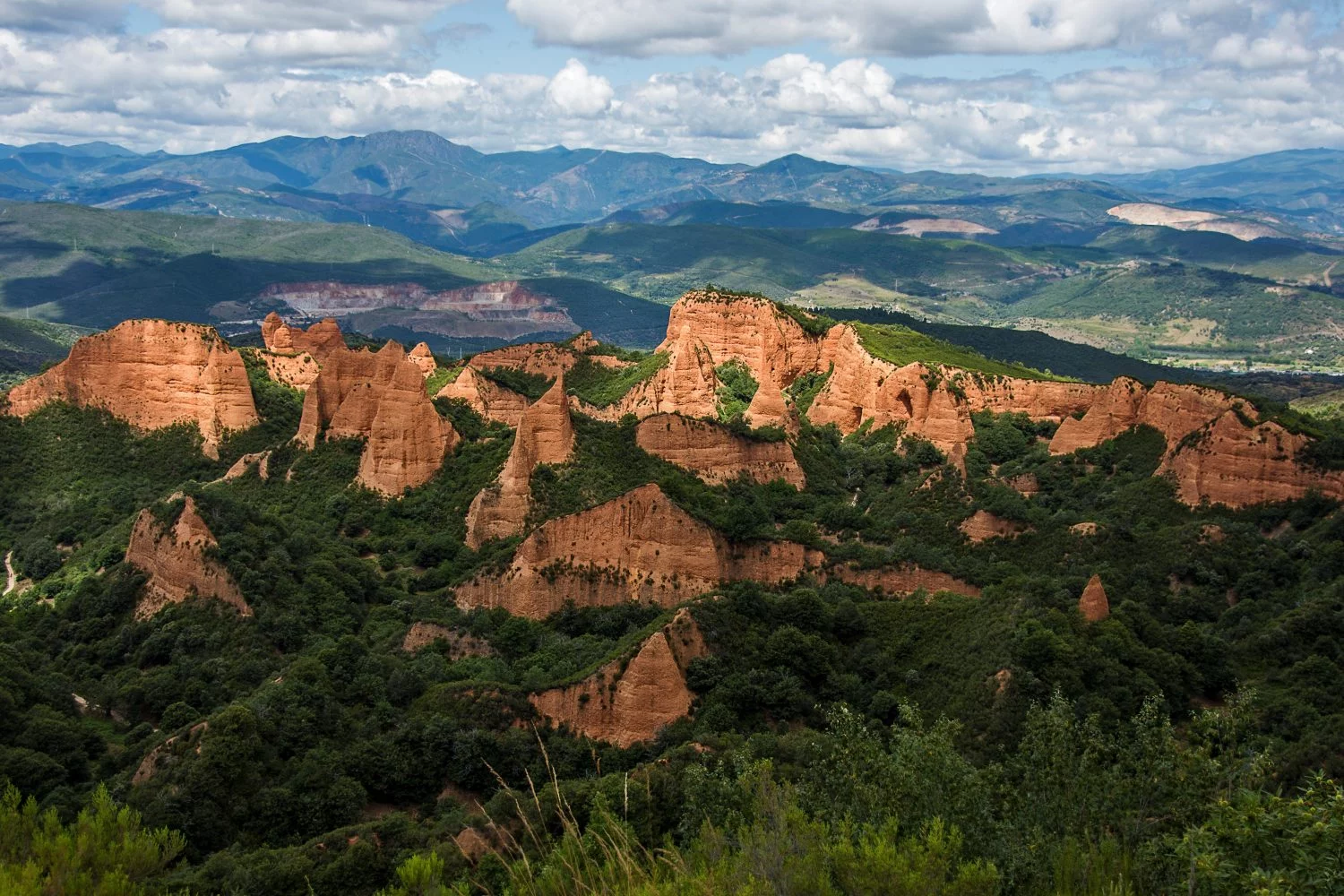 ¿Listo para un viaje épico este verano? La maravilla romana de León que inspiró a Tolkien te dejará sin palabras: descubre este paisaje de oro único