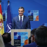 Trump, Aznar, Peinado y Vera dan oxígeno a Pedro Sánchez en su peor momento