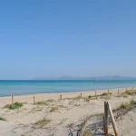 Descubre la playa secreta de España: 6 kilómetros de aguas cristalinas el paraíso soñado para deportes acuáticos